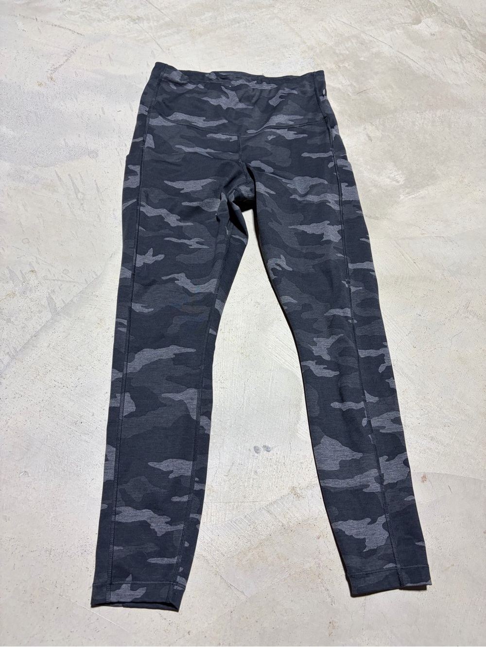 Athleta ultimate camo 7/8 tight Dark Gray Active Leggings small